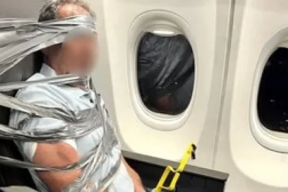 VIDEO: Boeing sa v silnom vetre naklonil a krídlom zasiahol zem