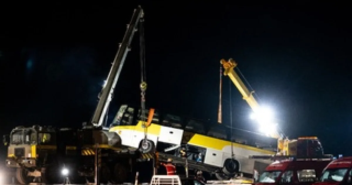 VIDEO: Pri nakrúcaní reportáže o tragédii zrazilo auto dievča pred kamerou