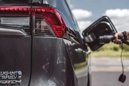 Ďalší hlúpy nápad: Plug-in hybridom navrhujú 15-litrové nádrže, aby ich viac nabíjali