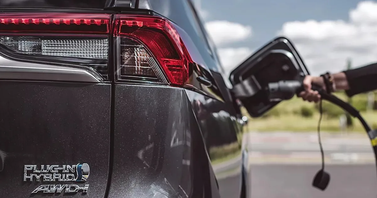 Ďalší hlúpy nápad: Plug-in hybridom navrhujú 15-litrové nádrže, aby ich viac nabíjali
