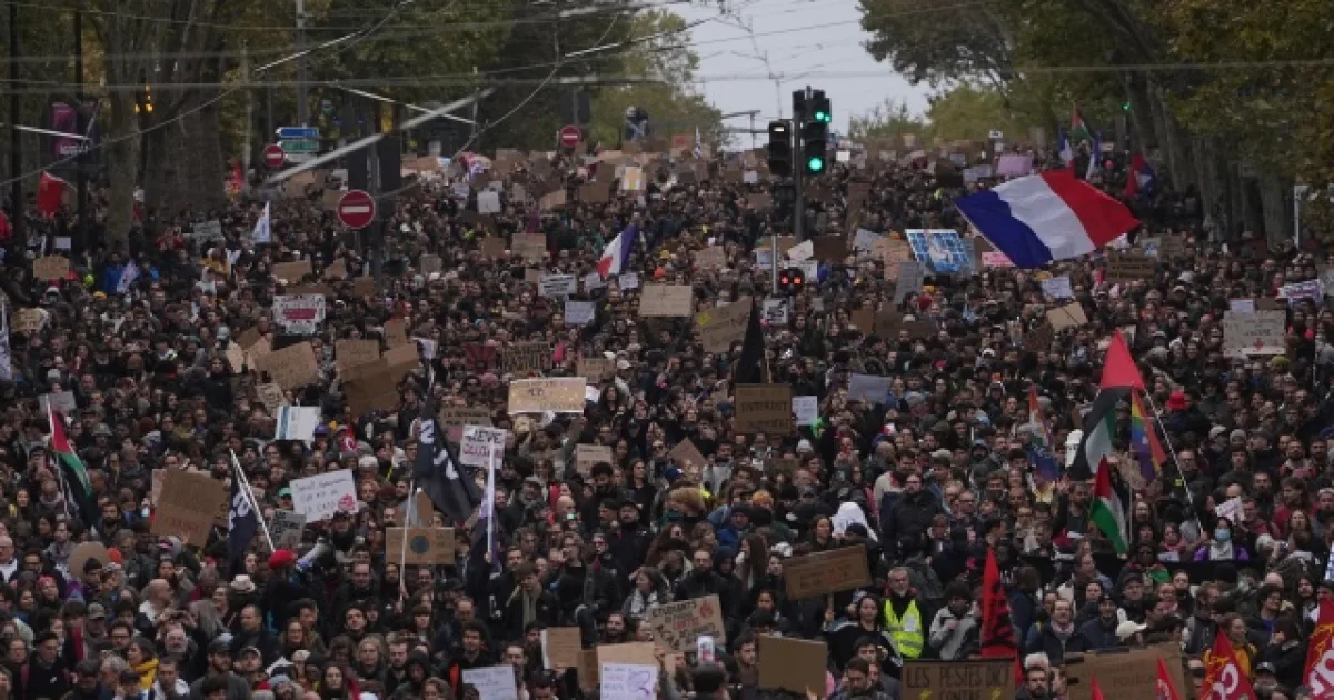 Francúzsko zachvátili protesty, zadržali vyše 1000 ľudí, zasahovali vodné delá