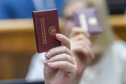 Kolíková varuje pred „bianko šekom“ pre vládu, Mažgút obhajuje väčšiu flexibilitu