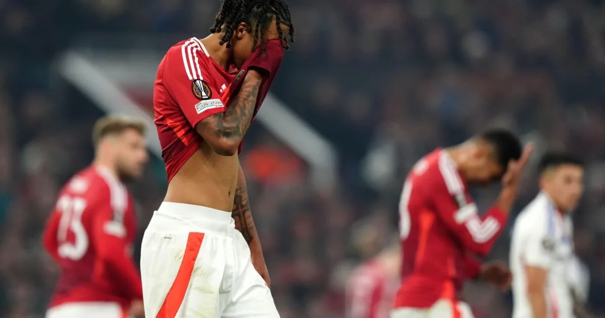 Manchester sa stále topí v problémoch. United utrpeli doma ďalšiu potupnú prehru