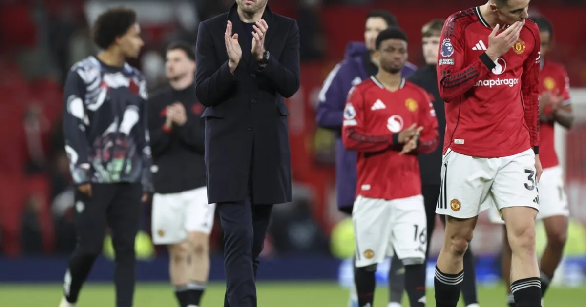 Manchester United hrá s Chelsea, tréner má nôž na krku