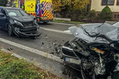 Opitý vodič narazil do auta so ženou a deťmi. Po nehode skončili v nemocnici