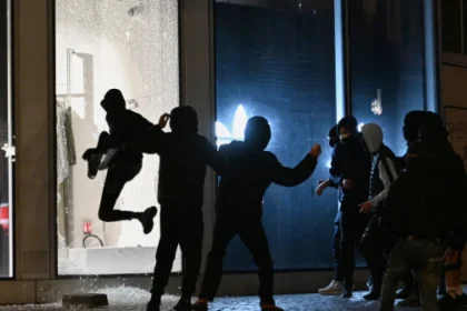 Pár si užil romantiku pri požiari v Paríži, stal sa hitom internetu