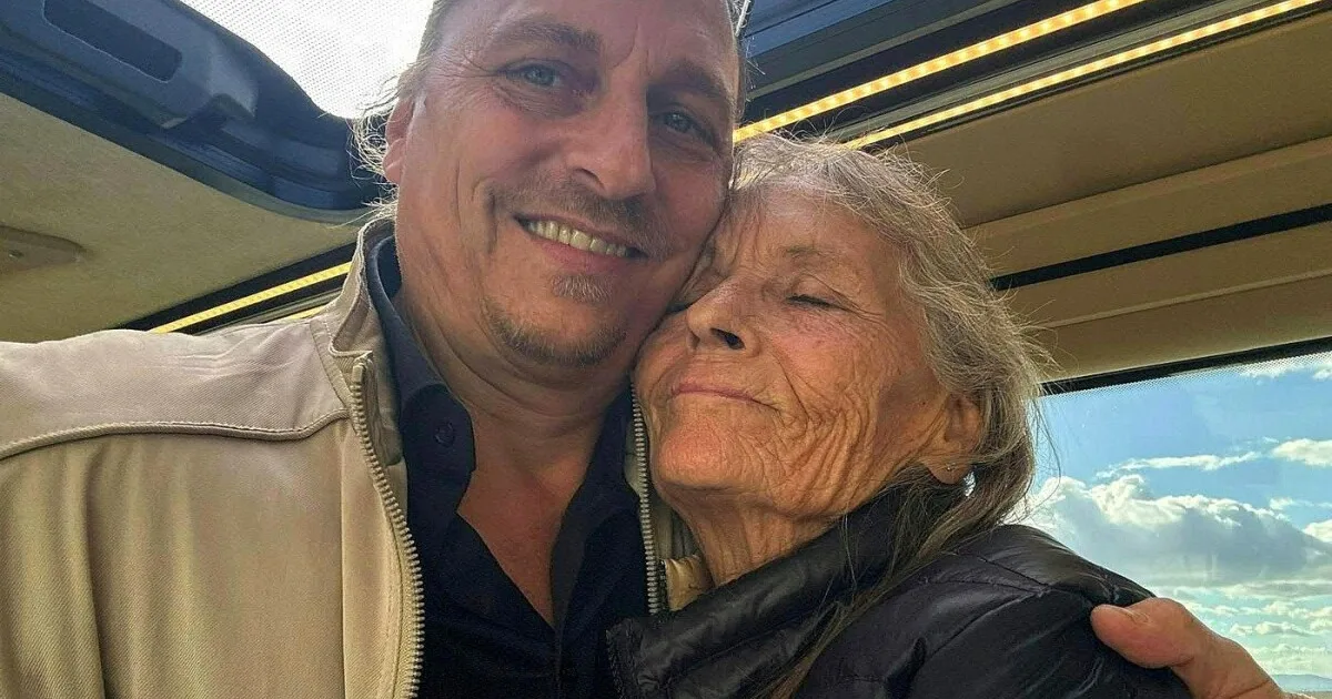 Po 21 mesiacoch sa syn objal s unesenou matkou na letisku vo Viedni