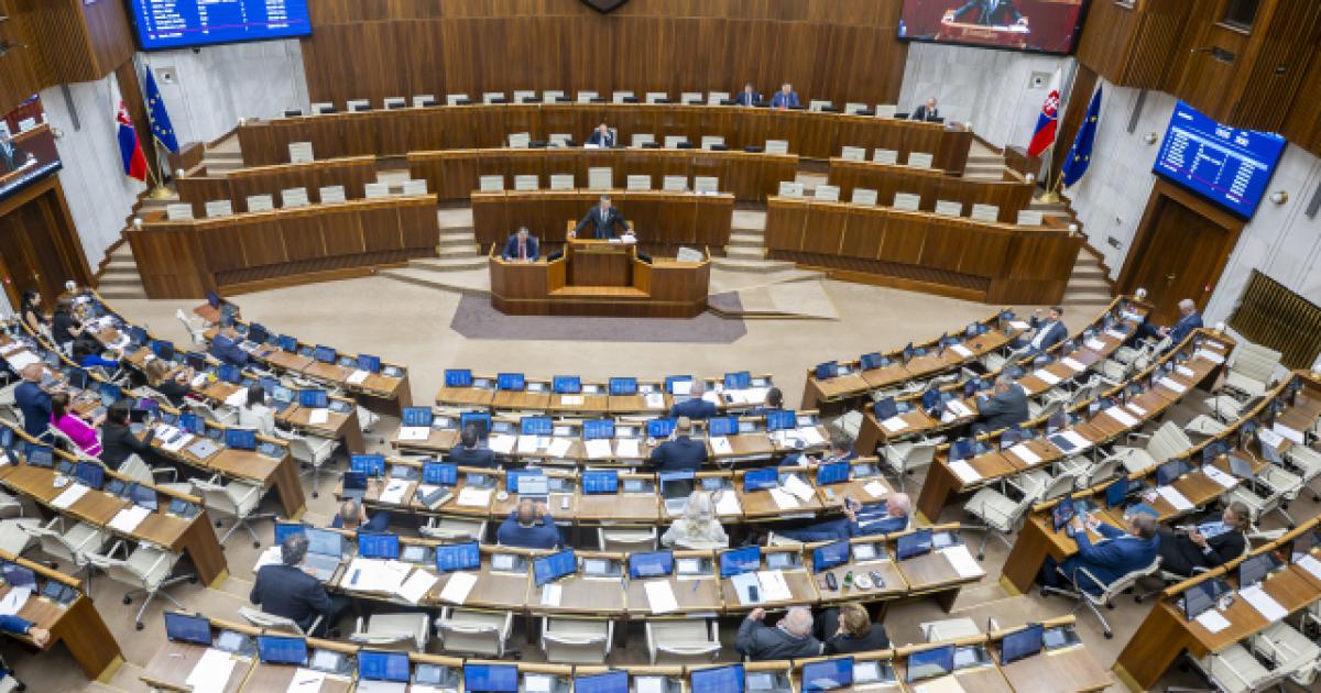 Prezident podpísal rozpočet na rok 2027 so schodkom 7,5 miliardy eur