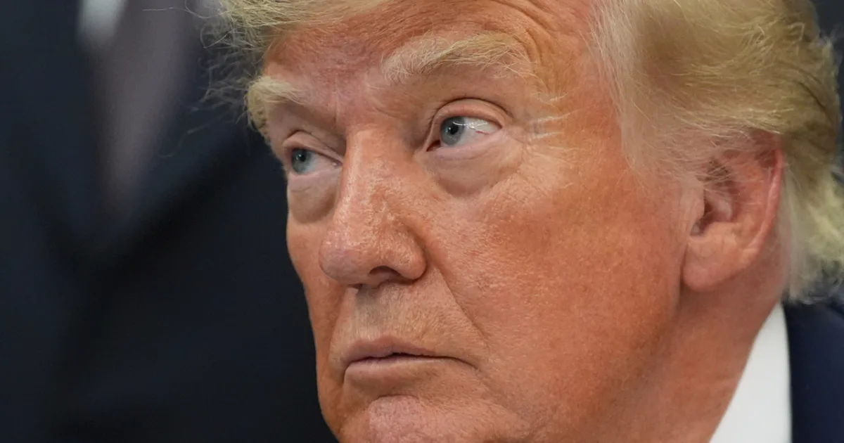 Republikáni hrozia Trumpovi tvrdým úderom kvôli Rusku