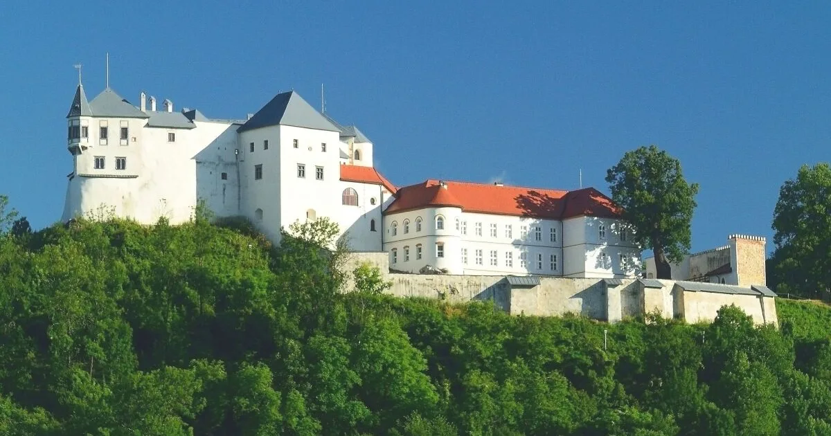 Rozprávkový hrad s apartmánmi je na predaj, postavil ho kráľ