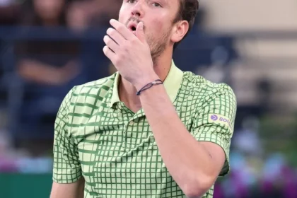 Rus Medvedev počas duelu s Djokovičom trafil diváka, rozhodca ho diskvalifikoval