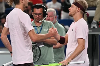 Šok v Šanghaji: Zverev aj Medvedev vypadli, do finále postúpil nečakaný hrdina