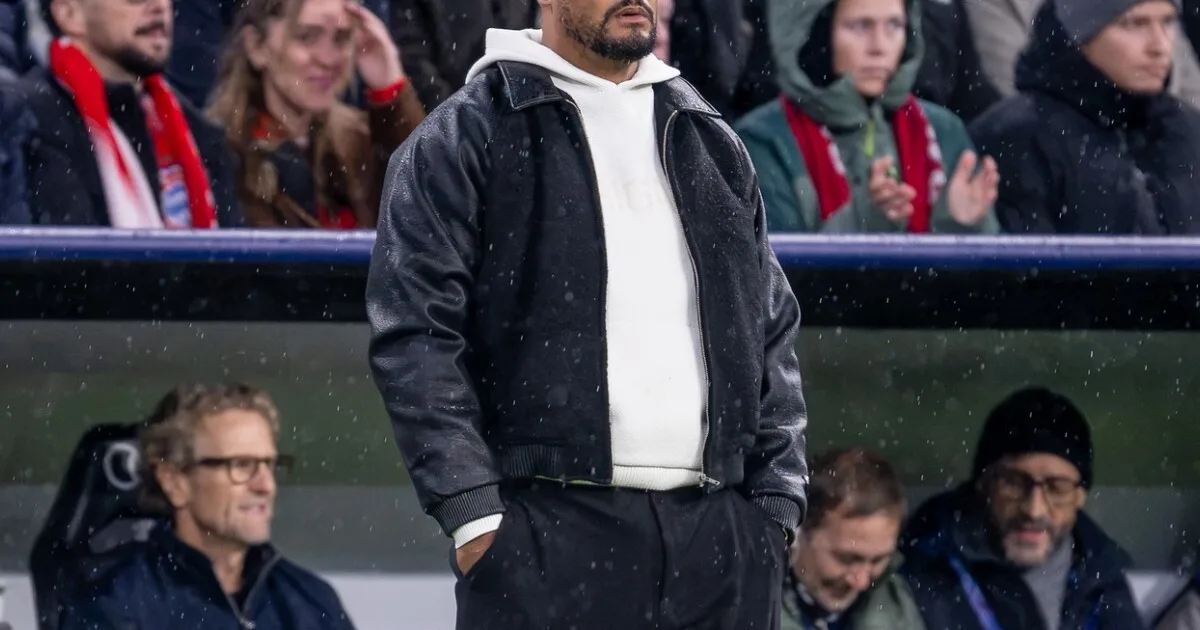 Tréner Bayernu skolaboval, previezli ho do nemocnice