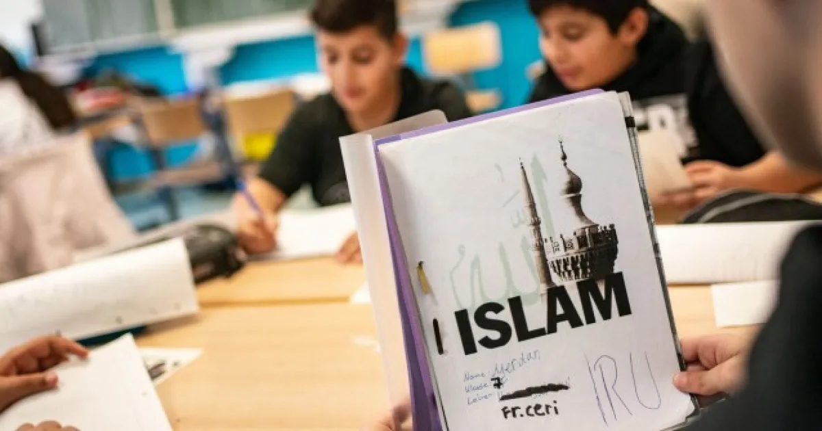 Učiteľ chcel pomôcť žiakovi pri skúške, ten mu zlomil nos. Jeho reakcia prekvapila