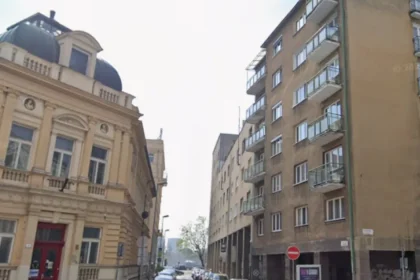 V centre Bratislavy hrozí pád steny, polícia uzavrela ulicu a žiada ľudí, aby sa jej vyhli