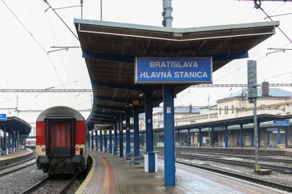 Železničiari hrozia štrajkom, vedenie ponúka 200 eur aj vyššie platy. Ustúpia odborári?
