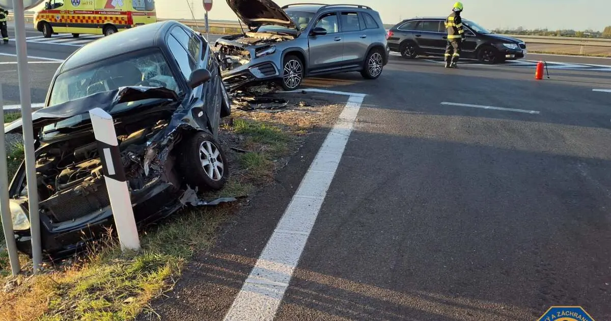 Zrážka na D4 pri Bratislave: Traja zranení, jedno auto mimo cesty